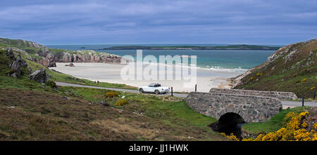 Auto fahren auf desolate Straße vorbei an Ceannabeinne Strand im Sommer in der Nähe von Durness, Sutherland, Schottisches Hochland, Schottland Stockfoto