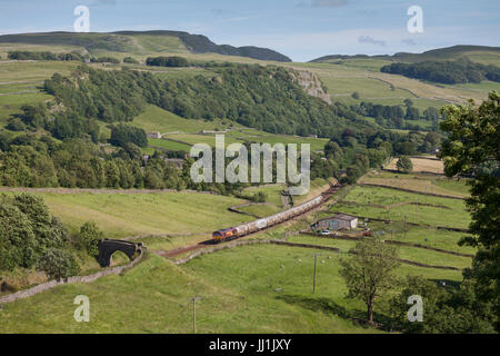 Bb cargo Class 66 Lokomotive nördlich von Settle auf die SEttle-Linie mit einem Clitheroe - Mossend Zement Zug nach Carlisle Stockfoto