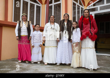 Frauen und Mädchen von einem Rom-reiche Familie vor ihren Luxus haus, Ivanesti, Rumänien Stockfoto