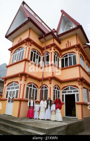 Frauen und Mädchen von einem Rom-reiche Familie vor ihren Luxus haus, Ivanesti, Rumänien Stockfoto