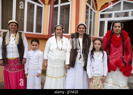 Frauen und Mädchen von einem Rom-reiche Familie vor ihren Luxus haus, Ivanesti, Rumänien Stockfoto