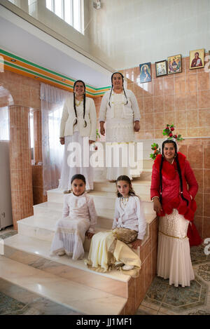 Frauen und Mädchen eines wohlhabenden Roma Gipsy Familie auf der Treppe ihres Luxus haus posiert, Ivanesti, Rumänien Stockfoto