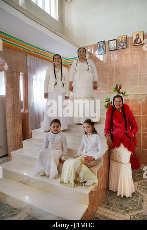 Frauen und Mädchen eines wohlhabenden Roma Gipsy Familie auf der Treppe ihres Luxus haus posiert, Ivanesti, Rumänien Stockfoto