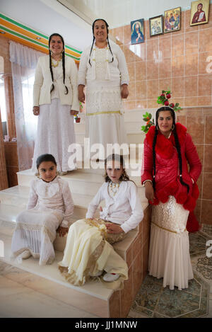 Frauen und Mädchen eines wohlhabenden Roma Gipsy Familie auf der Treppe ihres Luxus haus posiert, Ivanesti, Rumänien Stockfoto