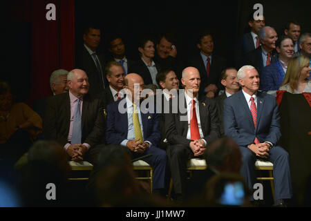 Sekretär für Landwirtschaft Sonny Perdue, Rep Mario Diaz-Balart, Secretary Of Commerce Wilbur Ross, Senate Intelligence Committee Mitglied Senator Marco Rubio (R -FL), Gouverneur von Florida, Rick Scott, US-Vizepräsident Mike Pence als US-Präsident Donald Trump macht seine Rede über eine Ausführungsverordnung Politik ändern in Richtung Kuba am Manuel Artime Theater im Stadtteil Little Havana von Miami, Florida. Der Präsident wird erneut Institut einige Beschränkungen auf Reisen nach Kuba und US-Geschäfte mit Unternehmen an das kubanische Militär und Geheimdienst Dienstleistungen gebunden.  Mitwirkende: Sonny Perdue, M Stockfoto