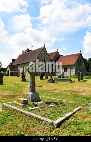 Grade 1 aufgeführten St Mary die Jungfrau Kirche stammt aus dem späten 12. Jahrhundert im Dorf Selborne, Hampshire, UK. 9. Juli 2017. Stockfoto