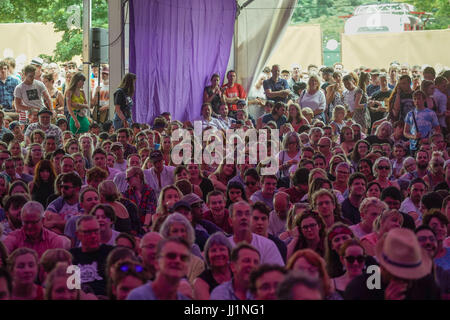 Menschenmassen in der Comedy-Zelt am 4. Tag (Sonntag) von 2017 Latitude Festival in Henham Park, Southwold in Suffolk. Foto: Sonntag, 16. Juli 2017. Pho Stockfoto