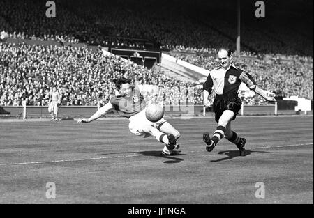 FA Amateur Cup-Finale Hendon V Bishop Auckland im Wembley Stadion Bishop Auckland Spieler Bob Hardisty schießt ab 18. April 1955 Stockfoto