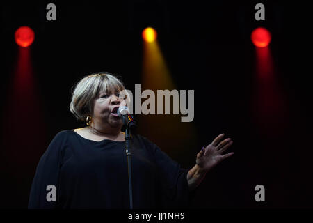 Mavis Staples, die live auf der Bühne der Sonnenaufgang auf dem 2017 Latitude Festival in Henham Park, Southwold in Suffolk. Foto Datum: Sonntag, den 16. Juli 20 Stockfoto