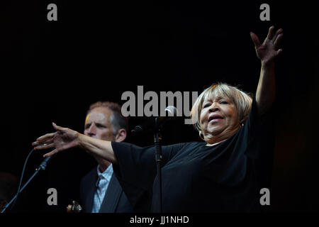 Mavis Staples, die live auf der Bühne der Sonnenaufgang auf dem 2017 Latitude Festival in Henham Park, Southwold in Suffolk. Foto Datum: Sonntag, den 16. Juli 20 Stockfoto