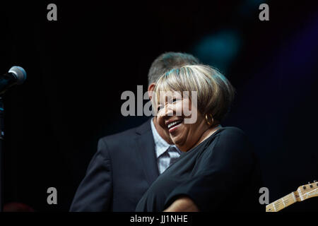 Mavis Staples, die live auf der Bühne der Sonnenaufgang auf dem 2017 Latitude Festival in Henham Park, Southwold in Suffolk. Foto Datum: Sonntag, den 16. Juli 20 Stockfoto