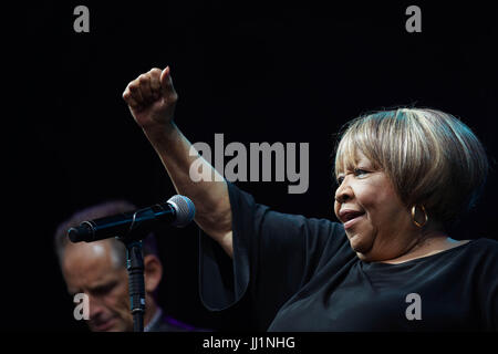 Mavis Staples, die live auf der Bühne der Sonnenaufgang auf dem 2017 Latitude Festival in Henham Park, Southwold in Suffolk. Foto Datum: Sonntag, den 16. Juli 20 Stockfoto