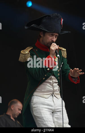 Neil Hannon von Göttlicher Komödie, die live auf der Bühne der Obelisk auf dem 2017 Latitude Festival in Henham Park, Southwold in Suffolk. Foto: Sund Stockfoto