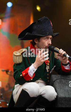 Neil Hannon von Göttlicher Komödie, die live auf der Bühne der Obelisk auf dem 2017 Latitude Festival in Henham Park, Southwold in Suffolk. Foto: Sund Stockfoto