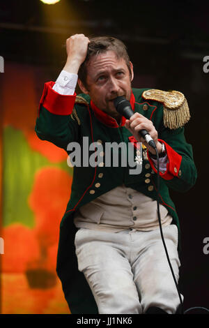 Neil Hannon von Göttlicher Komödie, die live auf der Bühne der Obelisk auf dem 2017 Latitude Festival in Henham Park, Southwold in Suffolk. Foto: Sund Stockfoto