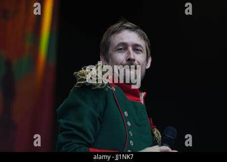 Neil Hannon von Göttlicher Komödie, die live auf der Bühne der Obelisk auf dem 2017 Latitude Festival in Henham Park, Southwold in Suffolk. Foto: Sund Stockfoto