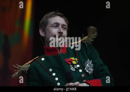 Neil Hannon von Göttlicher Komödie, die live auf der Bühne der Obelisk auf dem 2017 Latitude Festival in Henham Park, Southwold in Suffolk. Foto: Sund Stockfoto