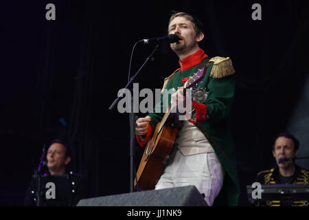 Neil Hannon von Göttlicher Komödie, die live auf der Bühne der Obelisk auf dem 2017 Latitude Festival in Henham Park, Southwold in Suffolk. Foto: Sund Stockfoto