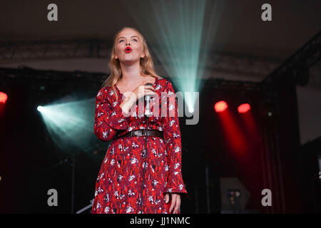 Rakel Mjoll Traum Frau die live auf der Seebühne am 2017 Latitude Festival in Henham Park, Southwold in Suffolk. Foto Datum: Sonntag, Ju Stockfoto