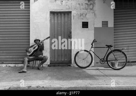 Mann, Gitarre, Rio Claro, São Paulo, Brasilien Stockfoto