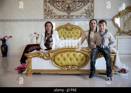 Kinder eines reichen Roma Zigeuner Familie im luxuriösen Schlafzimmer Ihres Hauses posiert, Ivanesti, Rumänien Stockfoto