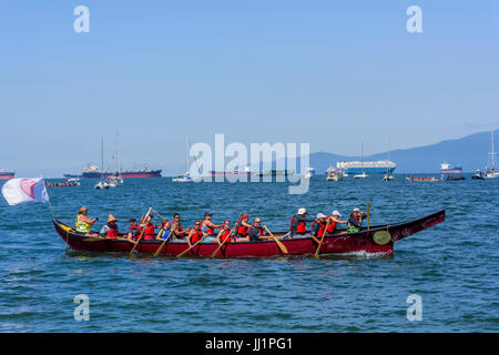 Sammeln von Kanus, Kanada 150+, Hadden Park/Vanier Park, Vancouver, British Columbia, Kanada. Stockfoto