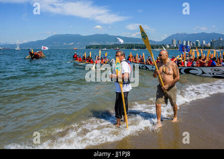 Sammeln von Kanus, Kanada 150+, Hadden Park/Vanier Park, Vancouver, British Columbia, Kanada. Stockfoto