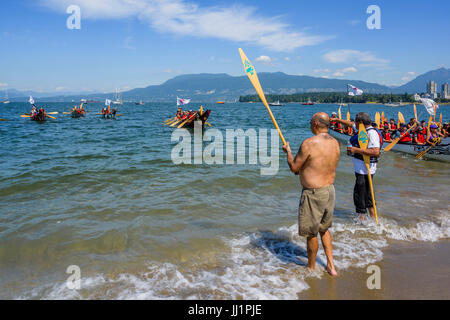 Sammeln von Kanus, Kanada 150+, Hadden Park/Vanier Park, Vancouver, British Columbia, Kanada. Stockfoto