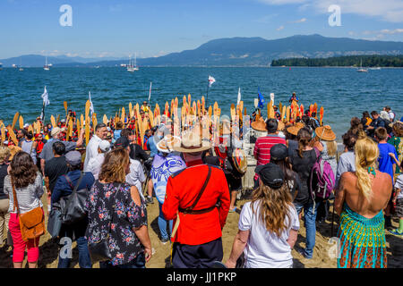 Sammeln von Kanus, Kanada 150+, Hadden Park/Vanier Park, Vancouver, British Columbia, Kanada. Stockfoto