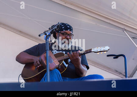 Alvin Youngblood Har am 40. jährlichen Vancouver Folk Music Festival, Vancouver, British Columbia, Kanada. Stockfoto