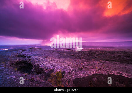 Website von Lava Feld und Ausbruch unter Halemaumau Crater, Hawaiʻi-Volcanoes-Nationalpark, Hawaii USA Stockfoto