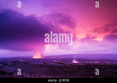 Website von Lava Feld und Ausbruch unter Halemaumau Crater, Hawaiʻi-Volcanoes-Nationalpark, Hawaii USA Stockfoto