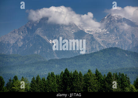 Verdunklung deckte Jezersko Combe und Grintovec höchsten Berggipfel der Kamnik Savinja Alpen Karawanken Bereich Slowenien in der Nähe von Flughafen Ljubljana Stockfoto