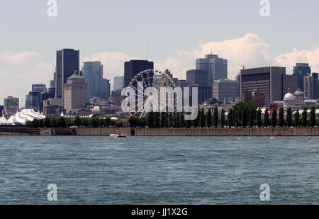 Montreal, Kanada, 16. Juli 2017. Montreals Skyline von St.-Helena-Insel im St. Lawrence River gesehen. Kredit: Mario Beauregard/Alamy Live-Nachrichten Stockfoto