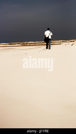 Junger Mann ist Fuß durch die Dünen, Nordeney, Deutschland. Stockfoto