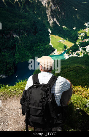 Wanderer, blickte auf die Lake Königssee, Berchtesgadener Land, Bayern, Deutschland, Europa. Stockfoto