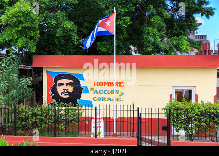 Kubanische Gebäude mit Che Guevara Wandbild "Hombre de Accion y Coraje", Vedado, Havanna, Kuba Stockfoto