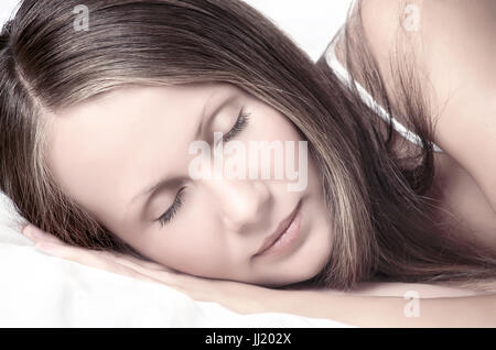 Junge Frau im Bett schlafen Stockfoto