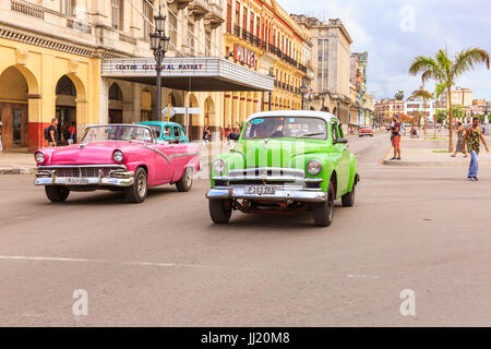 Amerikanische Oldtimer fahren am Paseo de Marti in Alt-Havanna, Kuba Stockfoto