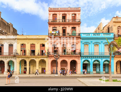 Historische Gebäude, typische farbenfrohe Architektur am Paseo de Marti in La Habana Vieja, Alt-Havanna, Kuba Stockfoto