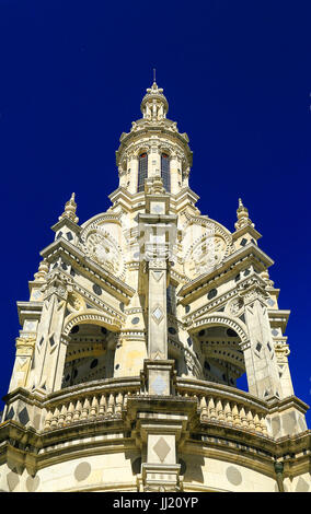 Chateau de Chambord, Loire Tal, Frankreich - in der Nähe von zentralen verzierten Kuppel Spire im Hochformat gegen einen intensiven blauen Himmel. Stockfoto