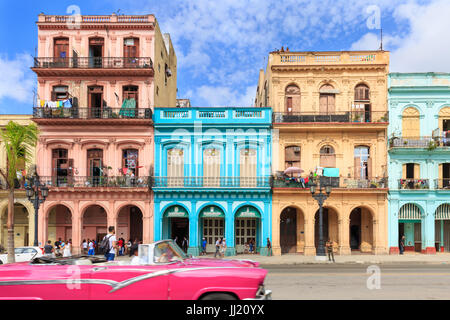 Historische Gebäude, typische farbenfrohe Architektur und Menschen in Paseo de Marti, La Habana Vieja, Alt-Havanna, Kuba Stockfoto