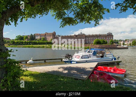 Chateau de Rohan, (Chateau Neuf), Saverne gesehen über den Royal Canal mit Schwäne und Boote. Stockfoto