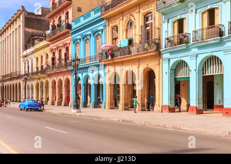 Historische Gebäude, typische farbenfrohe Architektur am Paseo de Marti in La Habana Vieja, Alt-Havanna, Kuba Stockfoto