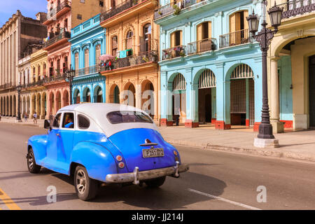 Historische Gebäude, farbenfrohe Architektur und Oldtimer am Paseo de Marti in La Habana Vieja, Alt-Havanna, Kuba Stockfoto