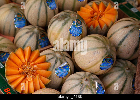 Reif charente Melonen auf dem französischen Markt ausgeht, einige schneiden Sie saftige Golden Orange innen und Samen zu offenbaren. Stockfoto