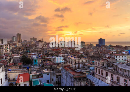 Sonnenuntergang über der Altstadt von Havanna, La Habana Vieja von oben, historischen Dach Altstadtblick, Havanna, Kuba Stockfoto
