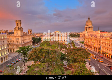 Sonnenuntergang über El Capitolio, Gran Teatro De La Habana, Parque Central und La Habana Vieja, Alt-Havanna von oben, Havanna, Kuba Stockfoto