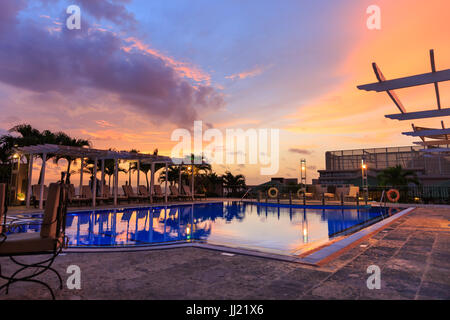 Sonnenuntergang am Pool auf der Dachterrasse des Hotel Parque Central in Havanna, Kuba Stockfoto