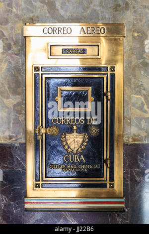 Cutler Briefkasten Rutsche Post Correos de Cuba, Bacardi Building, Havanna, Kuba Stockfoto